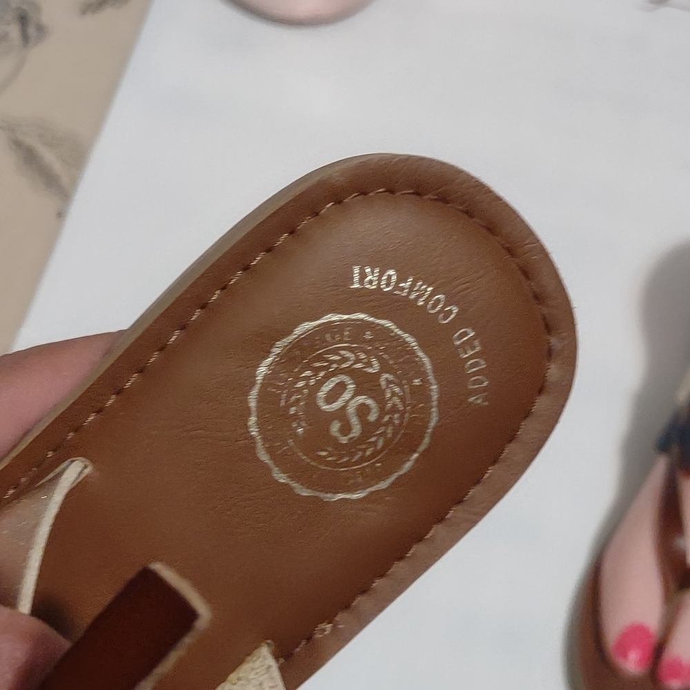 Tan Sole with Patterned Design - Picture 3 of 4